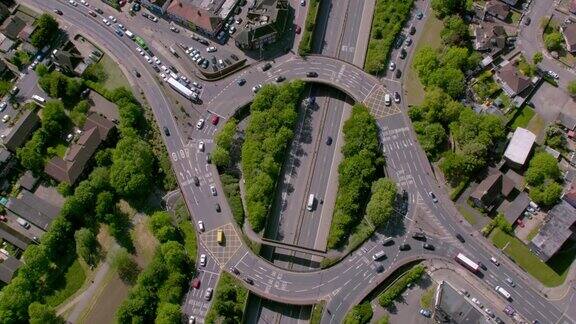 鸟瞰图的高速公路环岛在伦敦英国4k
