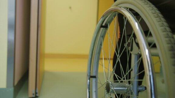 医院里坐在轮椅上的病人