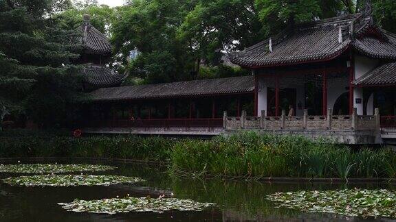 一个池塘和一条传统的中国走廊