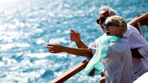 一对老年夫妇在海上航行
