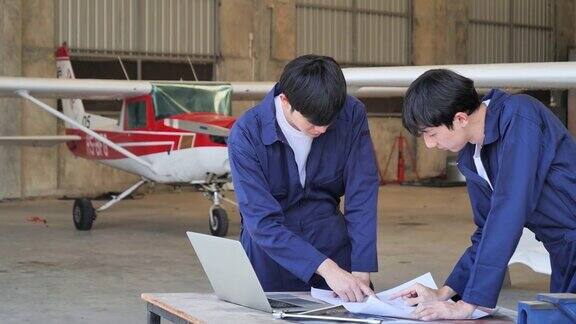 技术人员在飞机收集器内计划并执行飞机修理