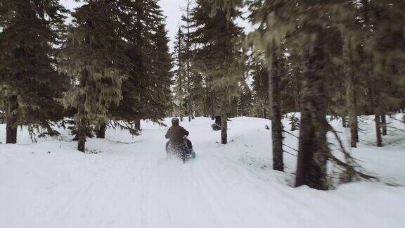 两个男人骑着雪地摩托