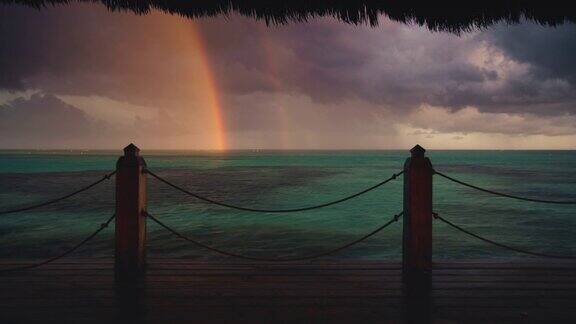 蓬塔卡纳海滩附近海面上热带降雨后出现彩虹