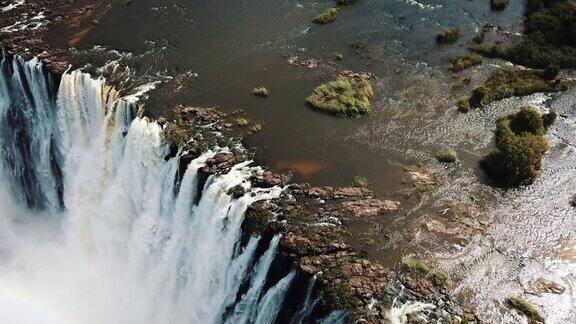 鸟瞰维多利亚瀑布位于非洲津巴布韦和赞比亚边境的ShunguNamutitima维多利亚大瀑布世界上最美丽的奇迹之一4K超高清航拍