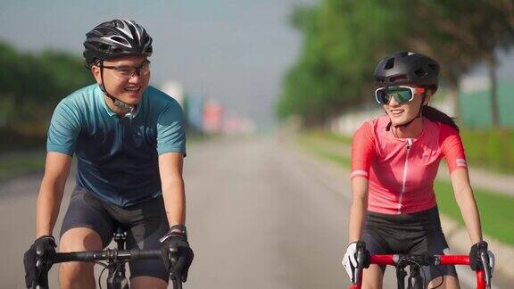 亚洲的中国夫妇喜欢在周末早上一起骑公路自行车
