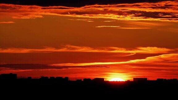 夕阳西下时一轮红日落在地平线上的晚宅后面