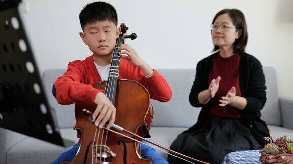 潘宁看悲伤的男孩与老师在家里练习大提琴