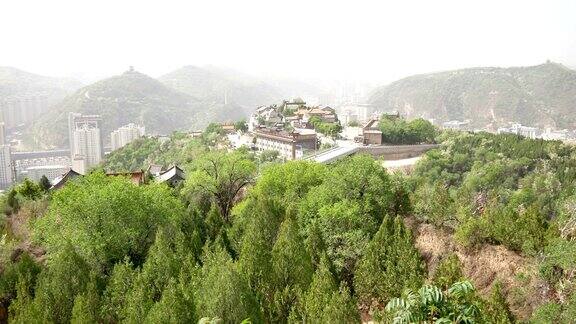 一座被绿树覆盖的山顶上的寺庙