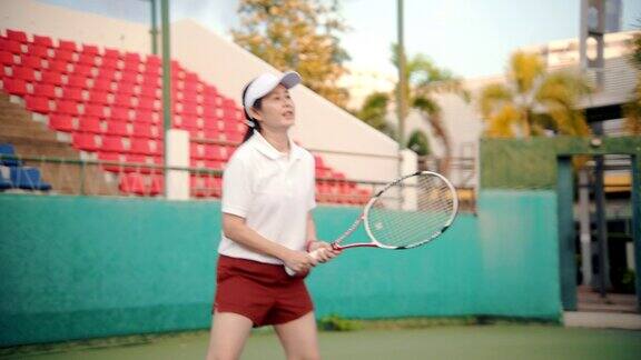 老年妇女为了健康而打网球