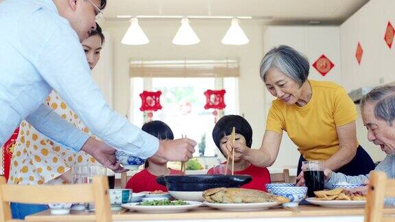 几代同堂的一家人在一起准备春节大餐