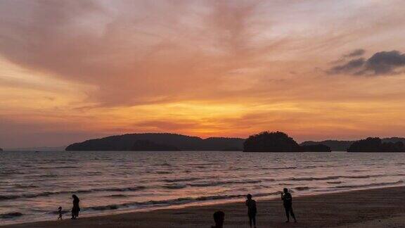 泰国甲米安达曼海上美丽的日落;放大-时间流逝