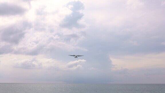 飞机降落在泰国迈考海滩的普吉岛机场