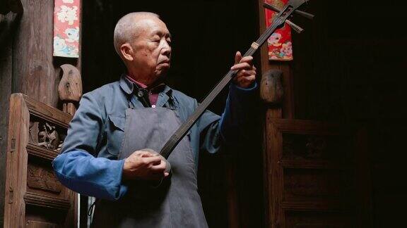 弹长颈琵琶的中国老人