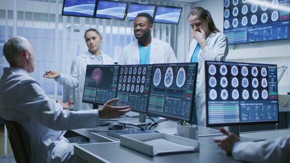 在大脑研究实验室工作的专业医学科学家团队神经学家神经科学家在CTMRI扫描显示器的包围下热烈讨论