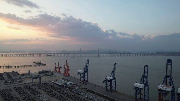 黄昏时商业码头和跨海大桥的鸟瞰图