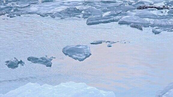 摇摄:冰山漂浮在冰岛Vatnajokull冰川的Jokulsarlon泻湖