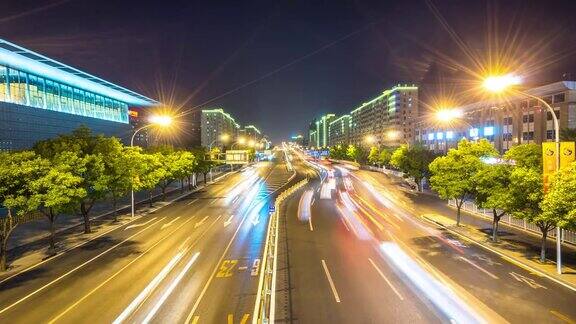 现代城市中城区夜间交通繁忙时间流逝