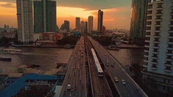 日落时桥上交通的鸟瞰图