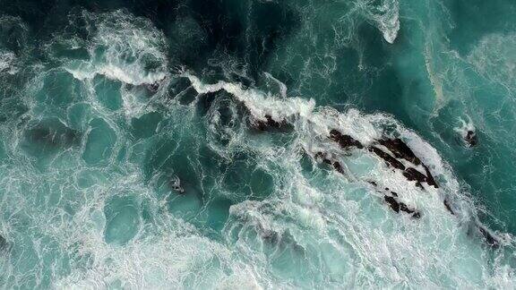 海浪的实时拍摄鸟瞰图