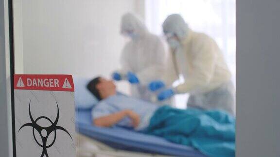 病毒感染者的封闭房间模糊出现不能呼吸的不良症状于是医护人员用防护服帮助他