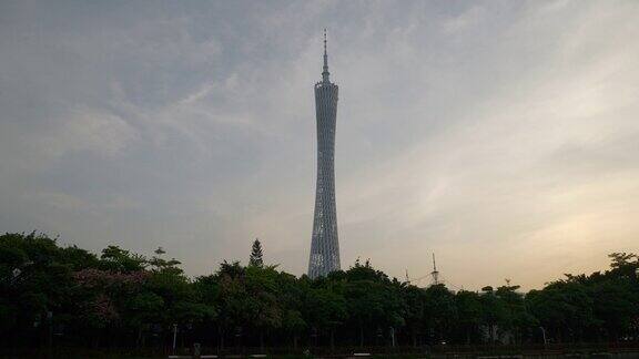 日落时分广州市著名的广州塔顶前慢镜头全景4k中国