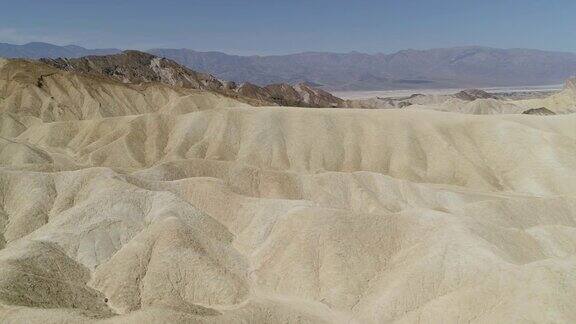 死亡谷沙丘和山脉的鸟瞰图