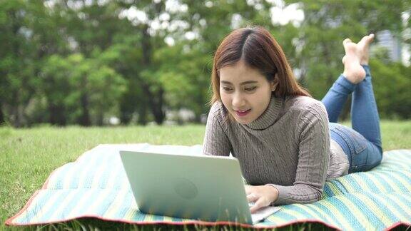 亚洲女性在户外使用笔记本电脑