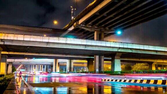 时间流逝视频夜间交通和雨在城市曼谷泰国