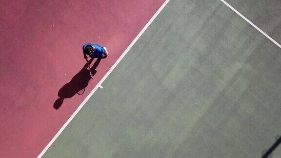 亚洲网球运动员发球时球的正上方有阴影