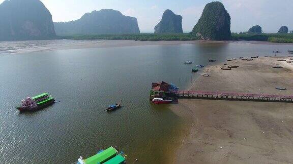 美丽的日落在热带海洋与长尾船在泰国南部