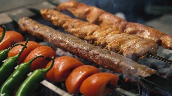 传统的烤肉串和烤鸡土耳其烤肉串