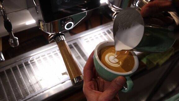 咖啡师制作咖啡杯拿铁艺术