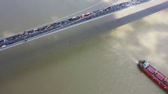 跨海大桥上的交通流量