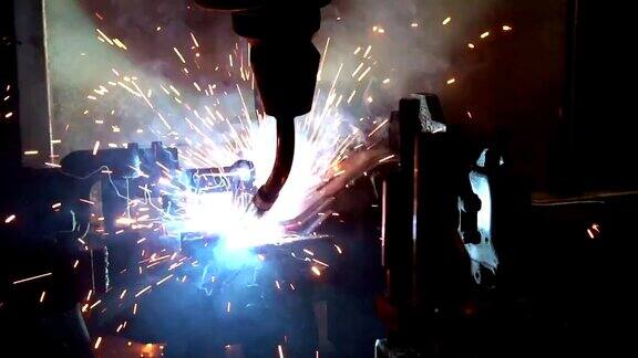 工业机器人正在工厂里焊接