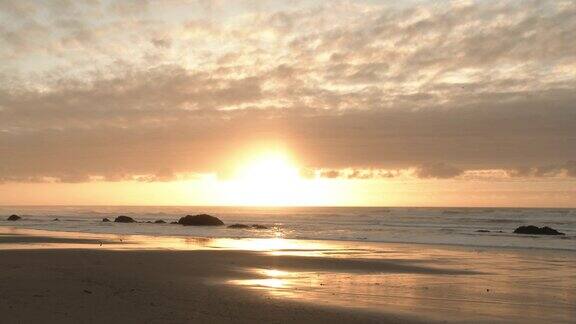 五彩缤纷的日落地平线在宁静的沙滩上