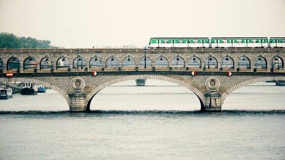 巴黎塞纳河上贝西大桥上的地铁和交通状况
