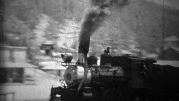 1934年:一列火车头驶过一个小山城机车被浓烟熏黑