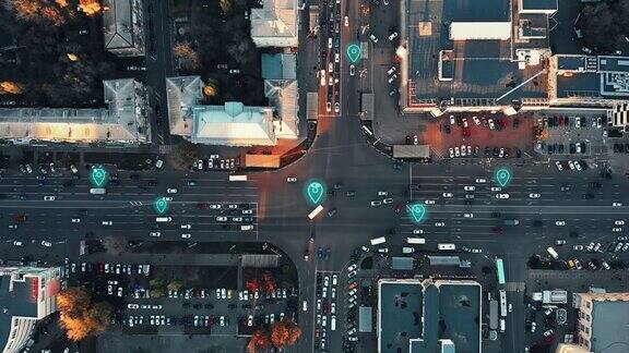 城市交叉口的鸟瞰图有许多汽车和GPS导航系统符号城市交通中的自动驾驶车辆未来交通