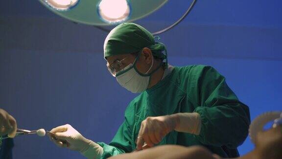 外科医生团队在医院的手术室里为一名严重受伤的病人做手术