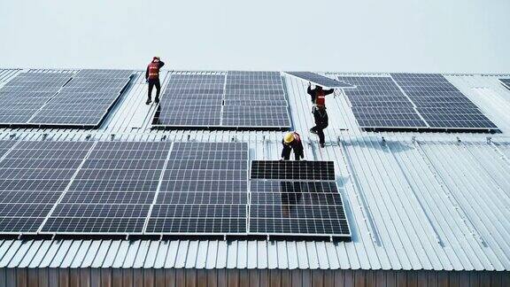 工人安装太阳能电池板