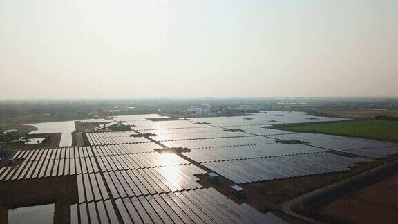 日落中的太阳能农场