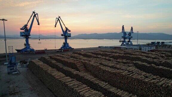 日出时分的木材码头