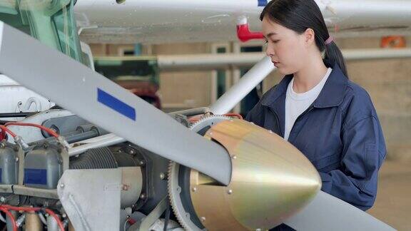 领导亚洲少女发展工程师教学工程维修机库飞机女性在STEM技术科学创新领导力赋权专业知识导师技术人员教育人团队合作成功教育主题