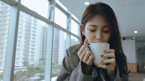 年轻貌美的女人在喝咖啡