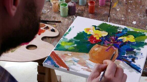 4К美术画家在工作室里创作彩色的花画