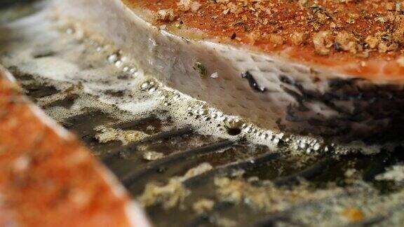 用烤盘煎的生三文鱼排厨师准备的牛排