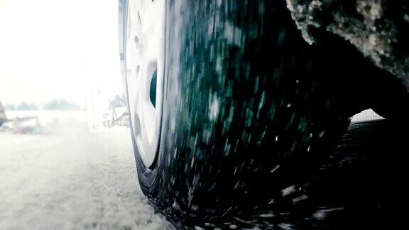汽车在雪地上行驶的轮胎靠近了