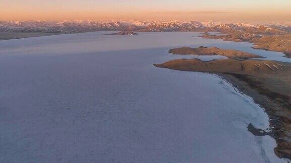 两个半岛凸出在结冰的湖面上