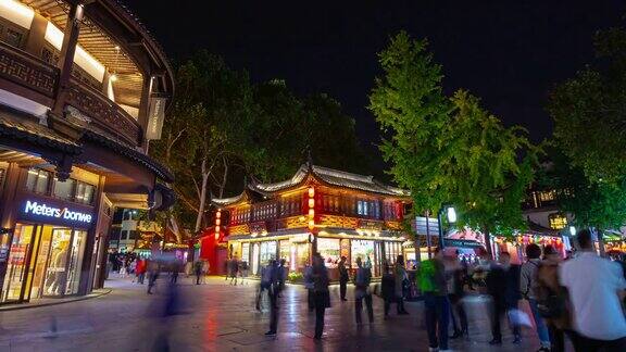 夜间照明南京古城著名的拥挤广场延时全景4k中国