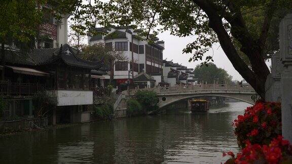 白天拍摄南京古城著名滨江湾大桥慢镜头全景4k中国